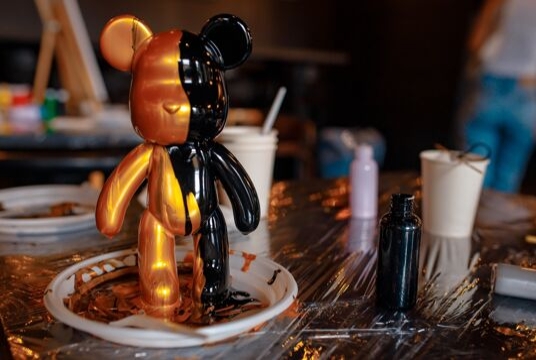 Мастер-класс «Роспись мишки Bearbricks в технике флюид-арт»