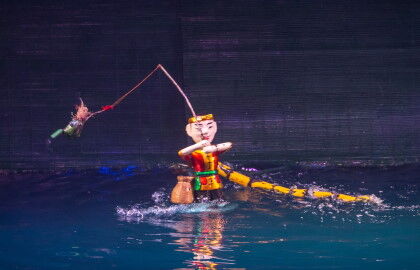 Традиционный кукольный спектакль на воде