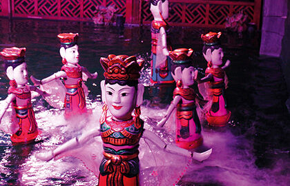 Традиционный кукольный спектакль на воде